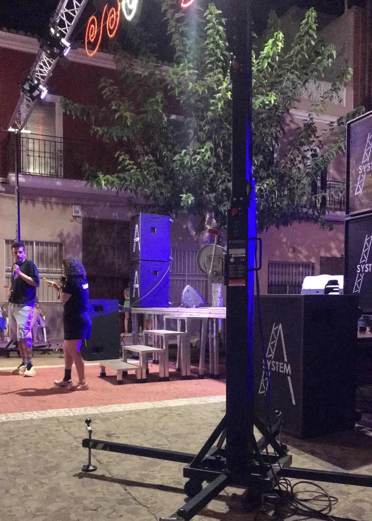 Presentación de evento con elementos de iluminación y sonido a cargo de A-System