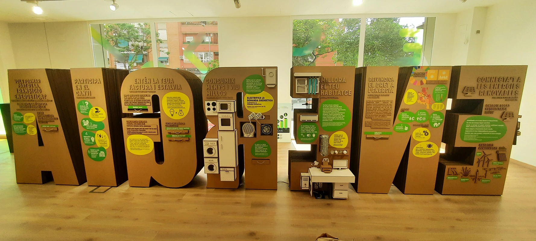 Vista general del Stand sobre el consumo energético realizado por A-System con grandes letras elaboradas con planchas de cartón