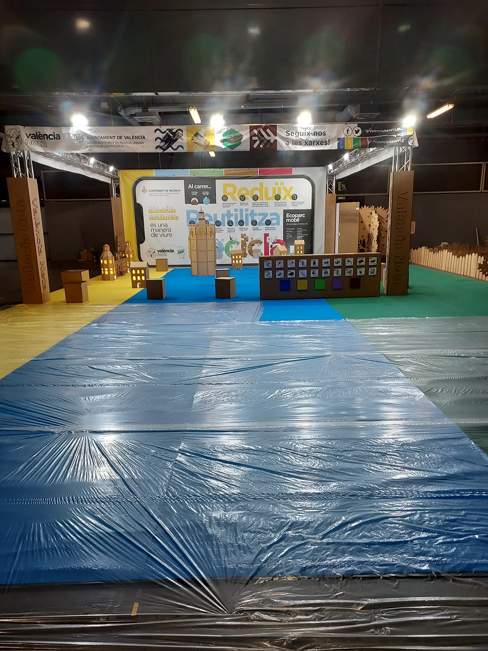 Vista frontal del stand del Ayuntamiento de Valencia en la feria Expojove