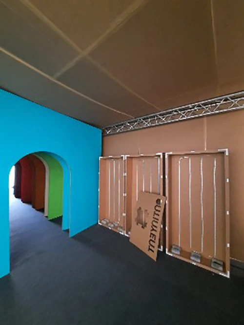 Entrada del Stand de Ontinyent elaborado con planchas de colores