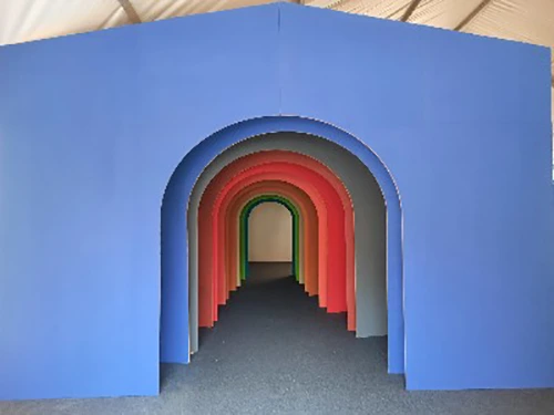 Entrada del Stand de Ontinyent elaborado con planchas de colores