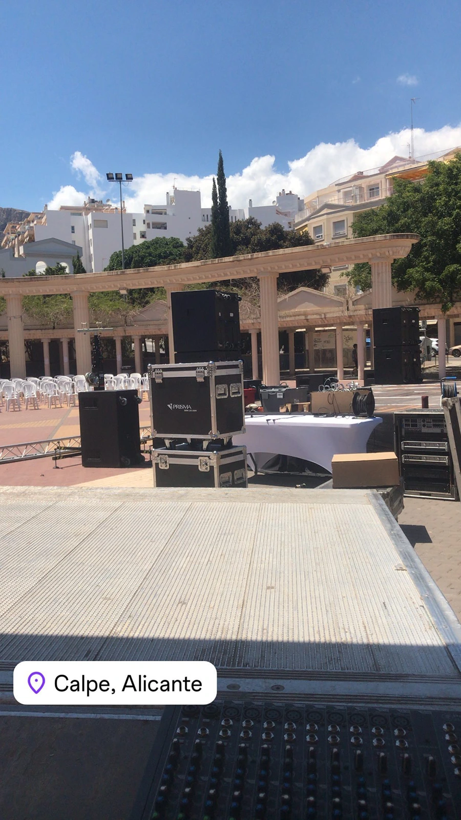 Escenario en evento celebrado en Calpe, Alicante, con equipo de sonido e iluminación