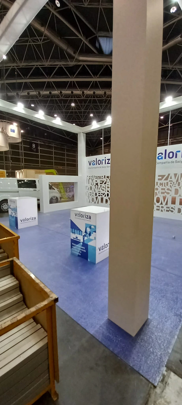 Vista del stand de valoriza durante la instalación, con una columna en primer plano