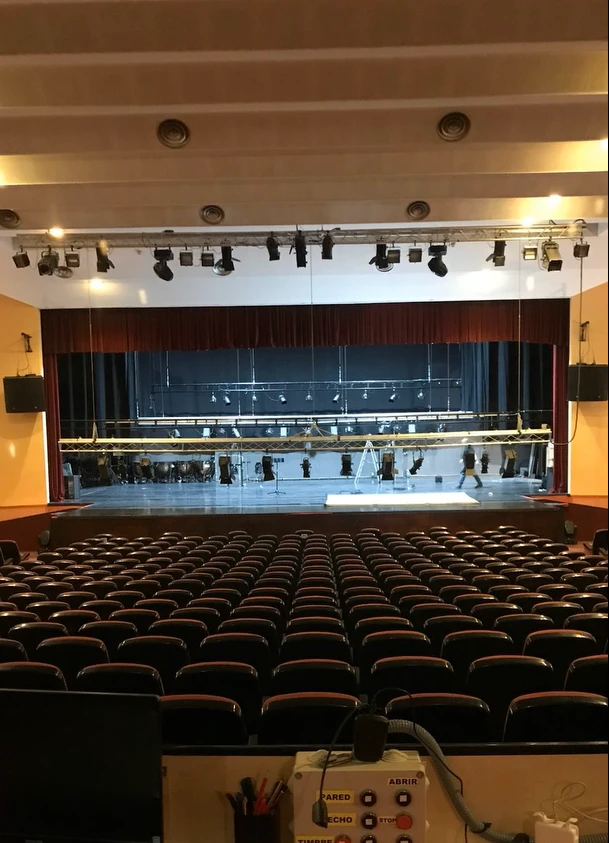 Escenario en salón de actos de casa de la cultura con elementos de iluminación y sonido