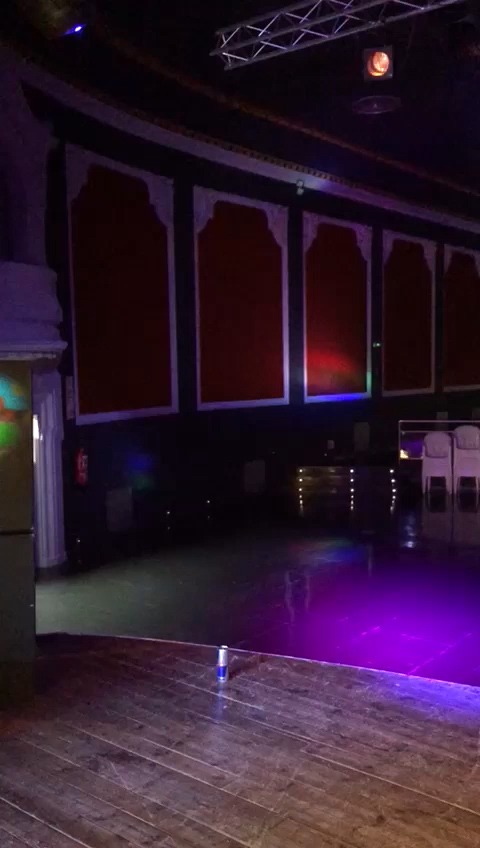 Vista desde escenario de un evento en un teatro, con elementos de iluminación