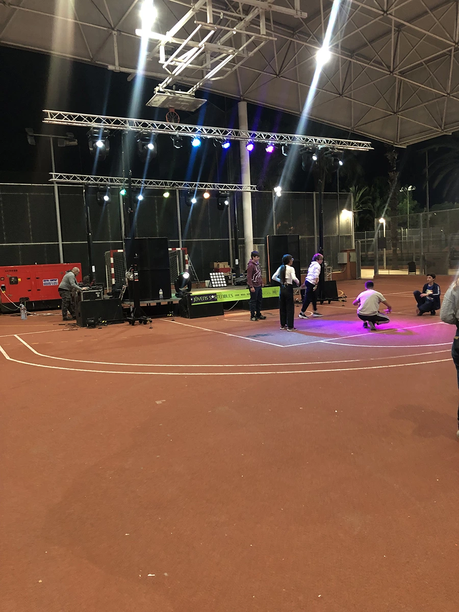 Instalación discomóvil en polideportivo durante la preparación de un eventopor operarios de A-System
