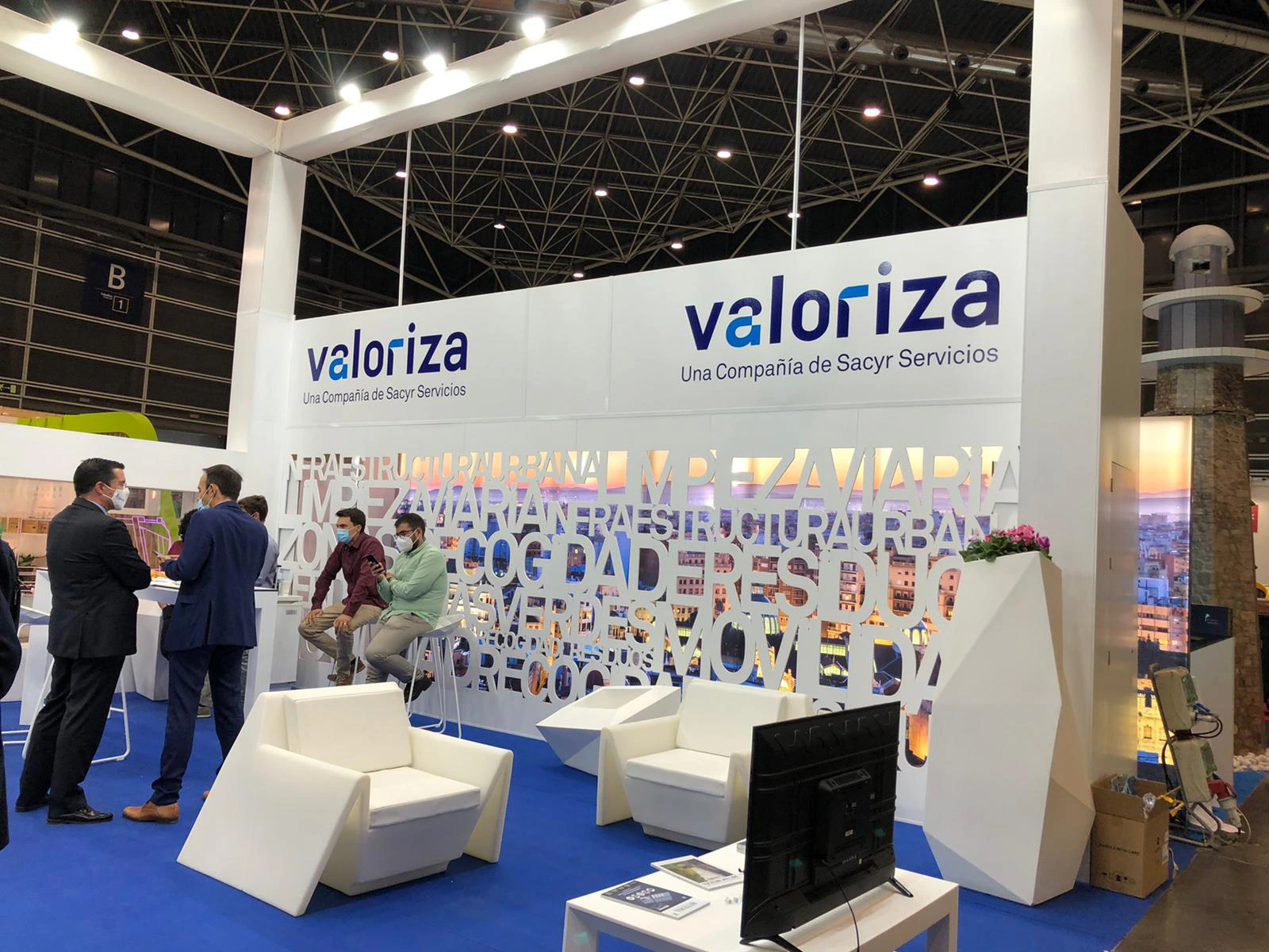 Vista del stand de Valoriza completamente terminado, con mobiliario y cartelería durante la celebración de una exposición