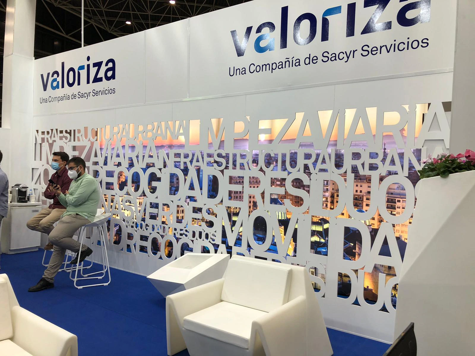 Vista del stand de Valoriza completamente terminado, con mobiliario y cartelería durante la celebración de una exposición