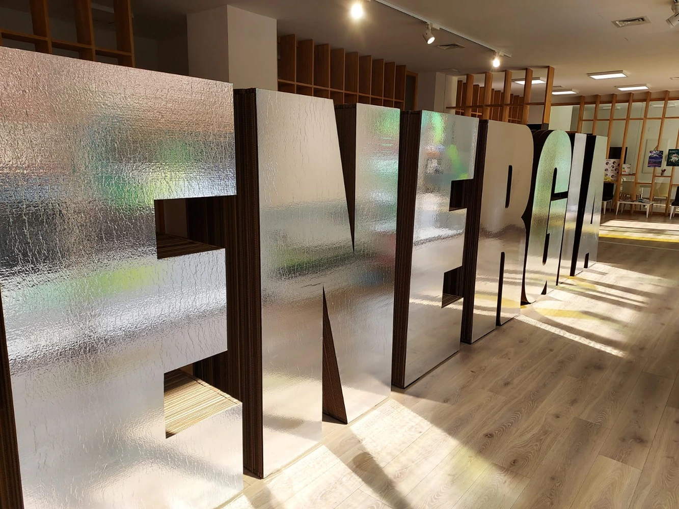 Montaje con grandes letras corpóreas en un stand sobre el consumo energético