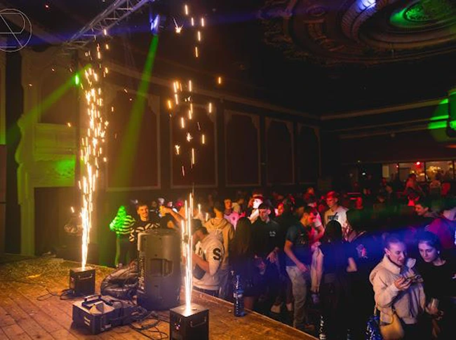 Escenario con gente bailando durante la celebración de un evento