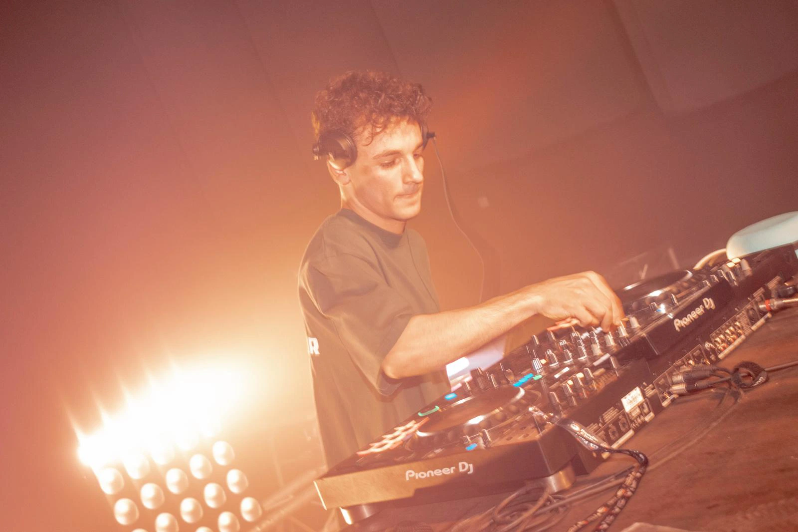 DJ manejando una mesa de mezclas durante la celebración de un evento
