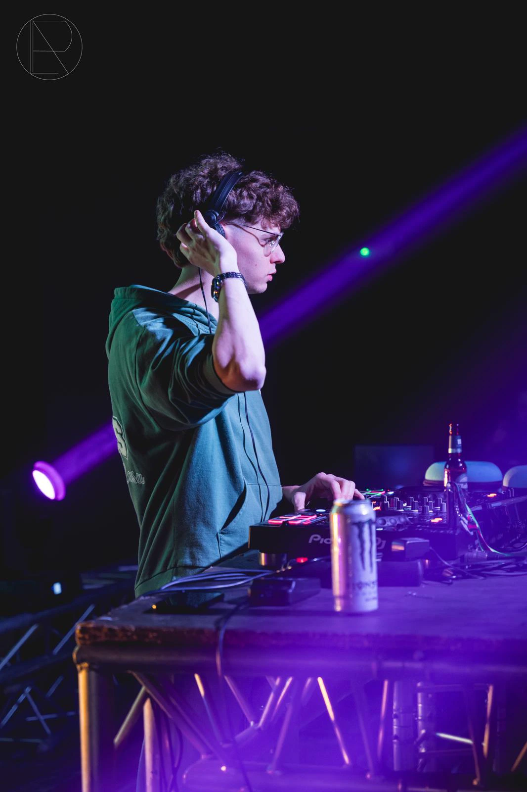 DJ frente a mesa de mezclas durante la celebración un evento