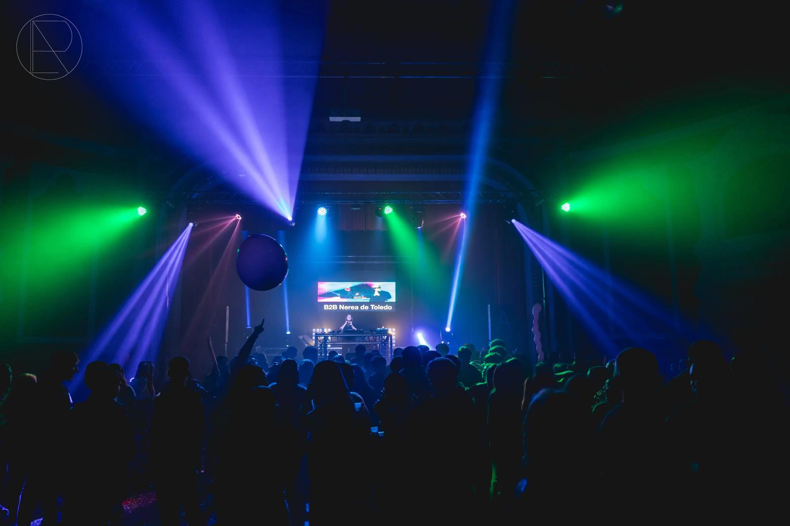 Vista de salón de un teatro con público bailando con instalación discomóvil