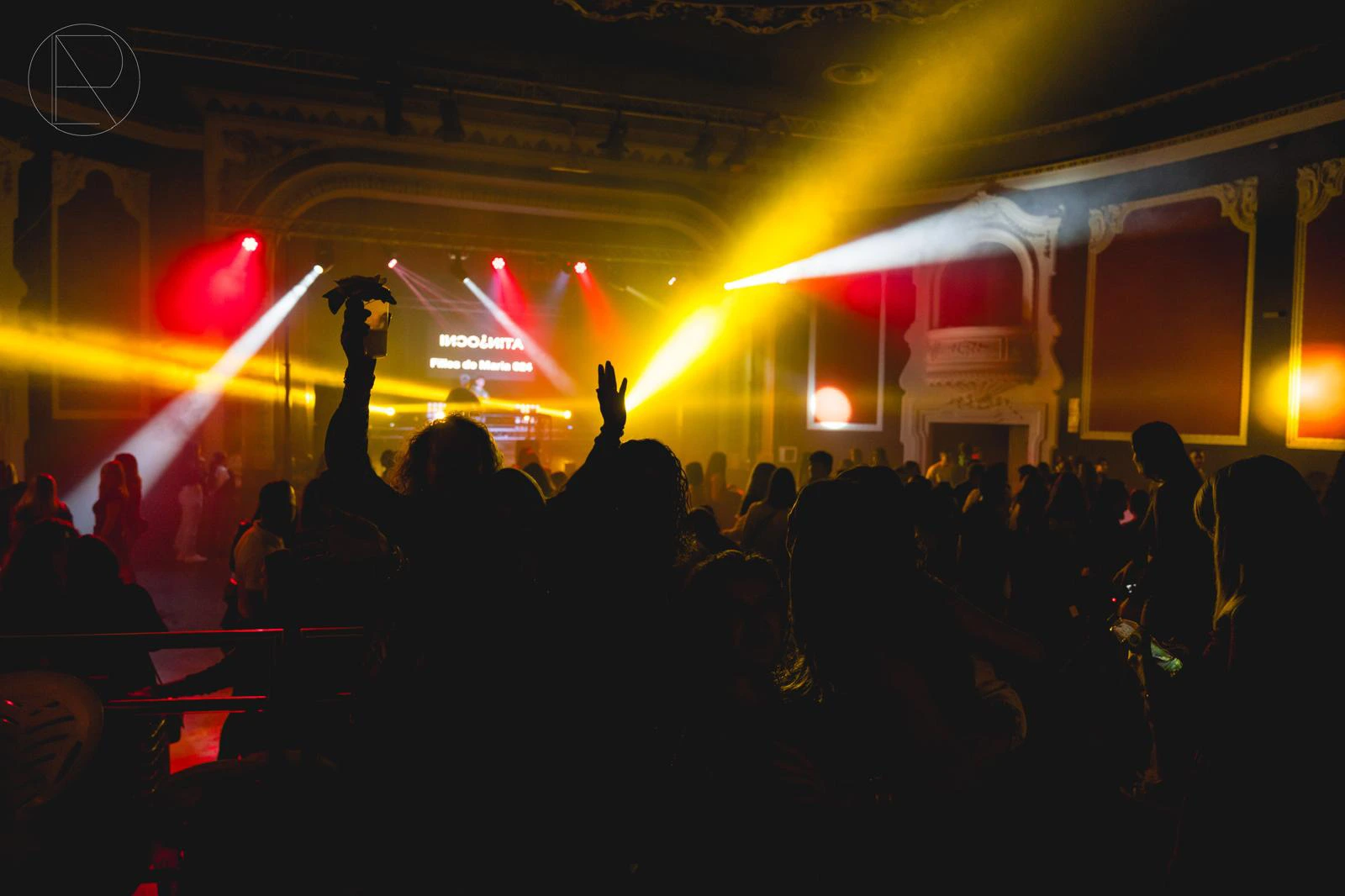 Vista de salón de un teatro con público bailando con instalación discomóvil