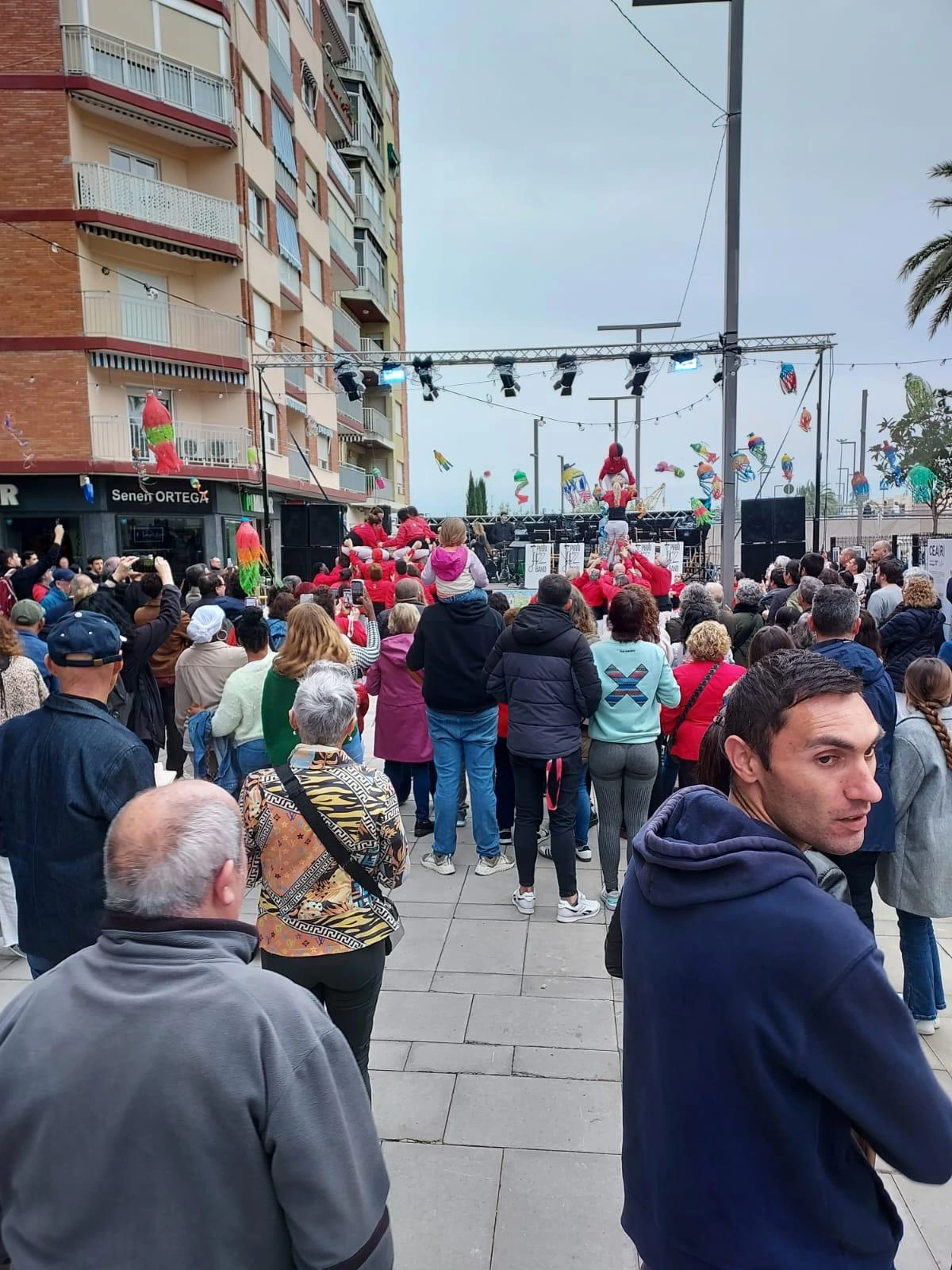 Evento en plena calle con elementos de iluminación y sonido
