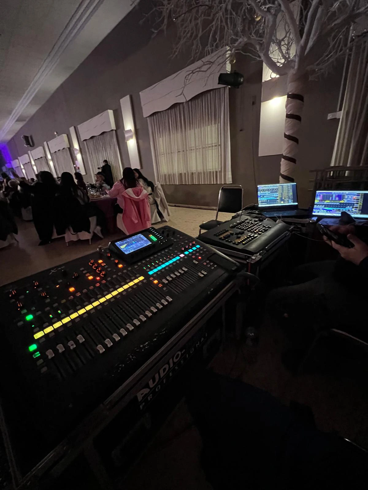 Mesa de sonido en evento multitudinario en un gran salón