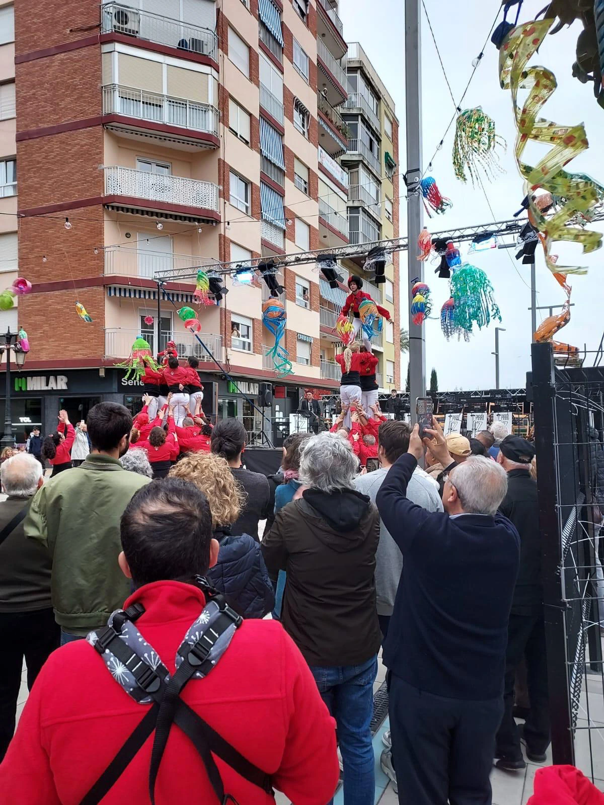 Evento en plena calle con elementos de iluminación y sonido