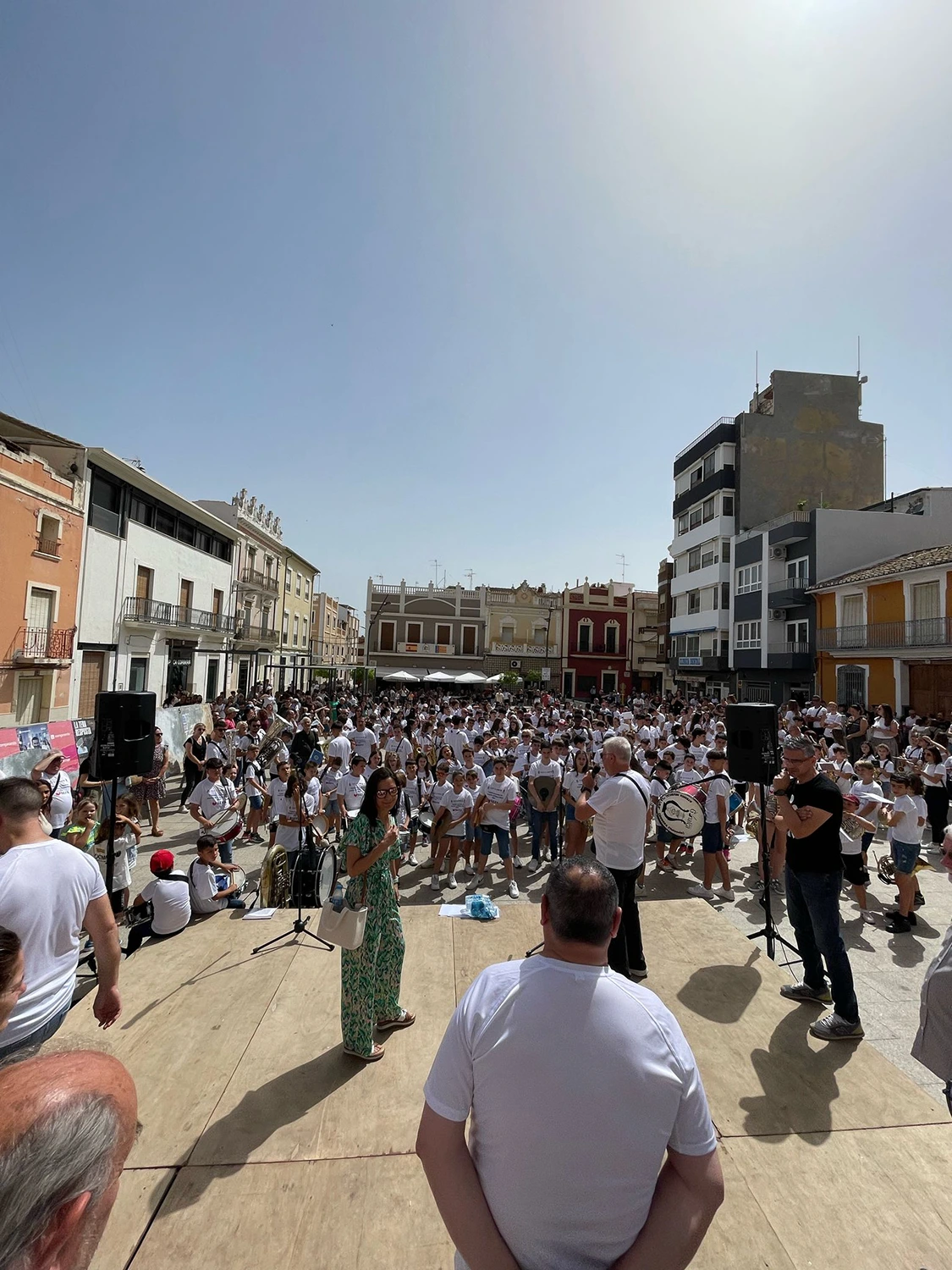 Escenario con público en evento celebrado en la plaza de un municipio