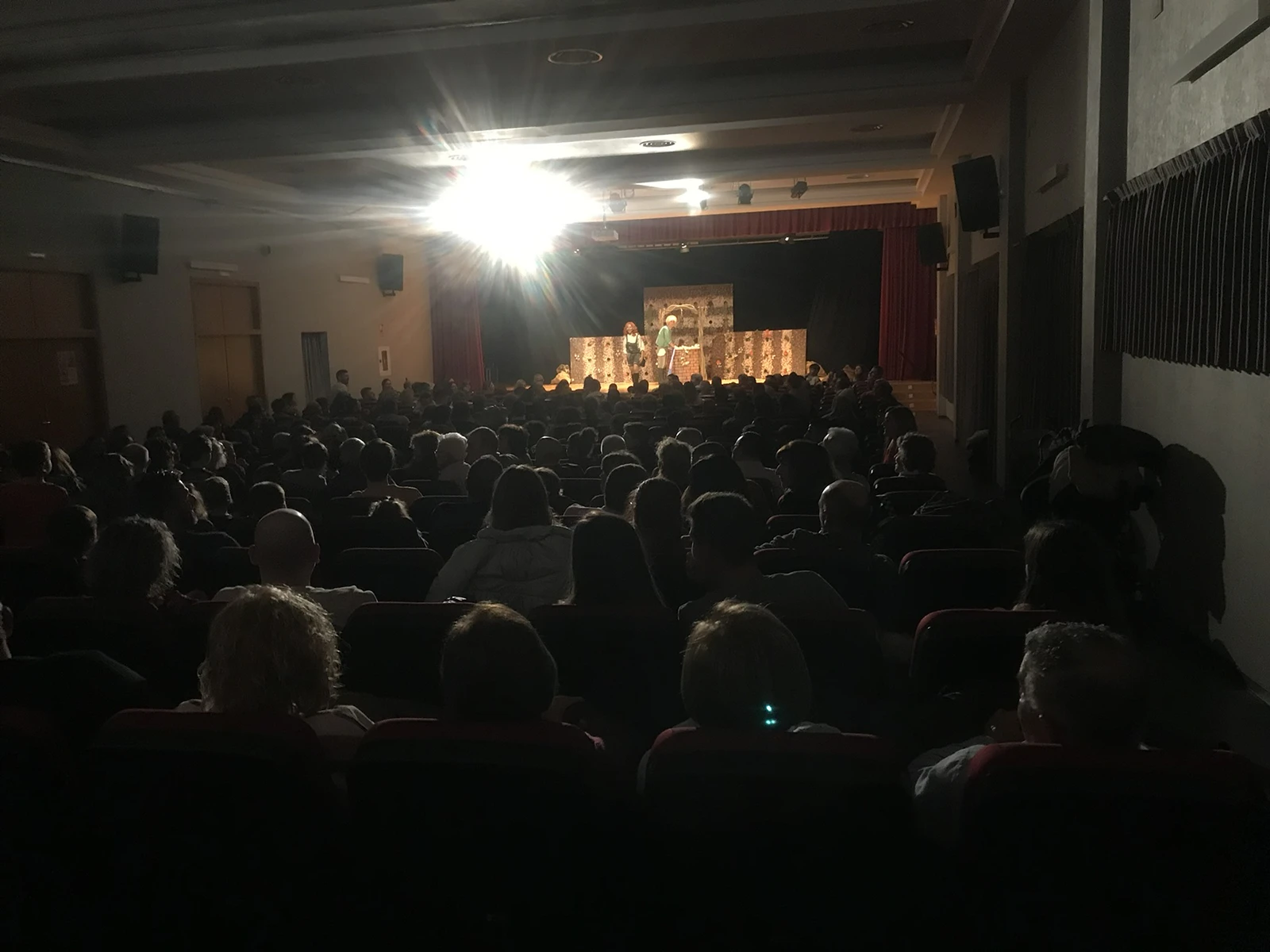 Espectáculo infantil sobre escenario en casa de la cultura