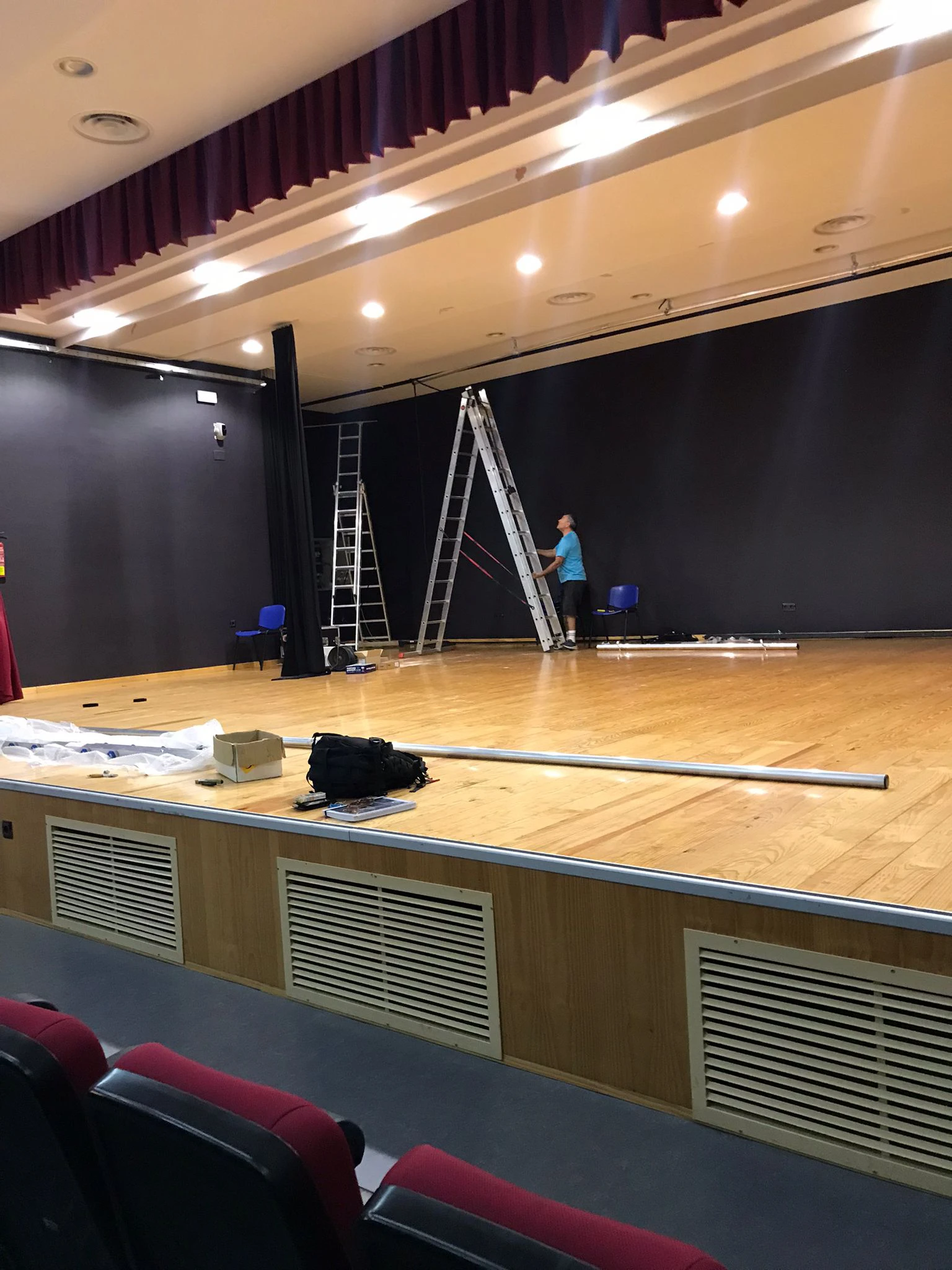 Colocación de elementos de iluminación en escenario