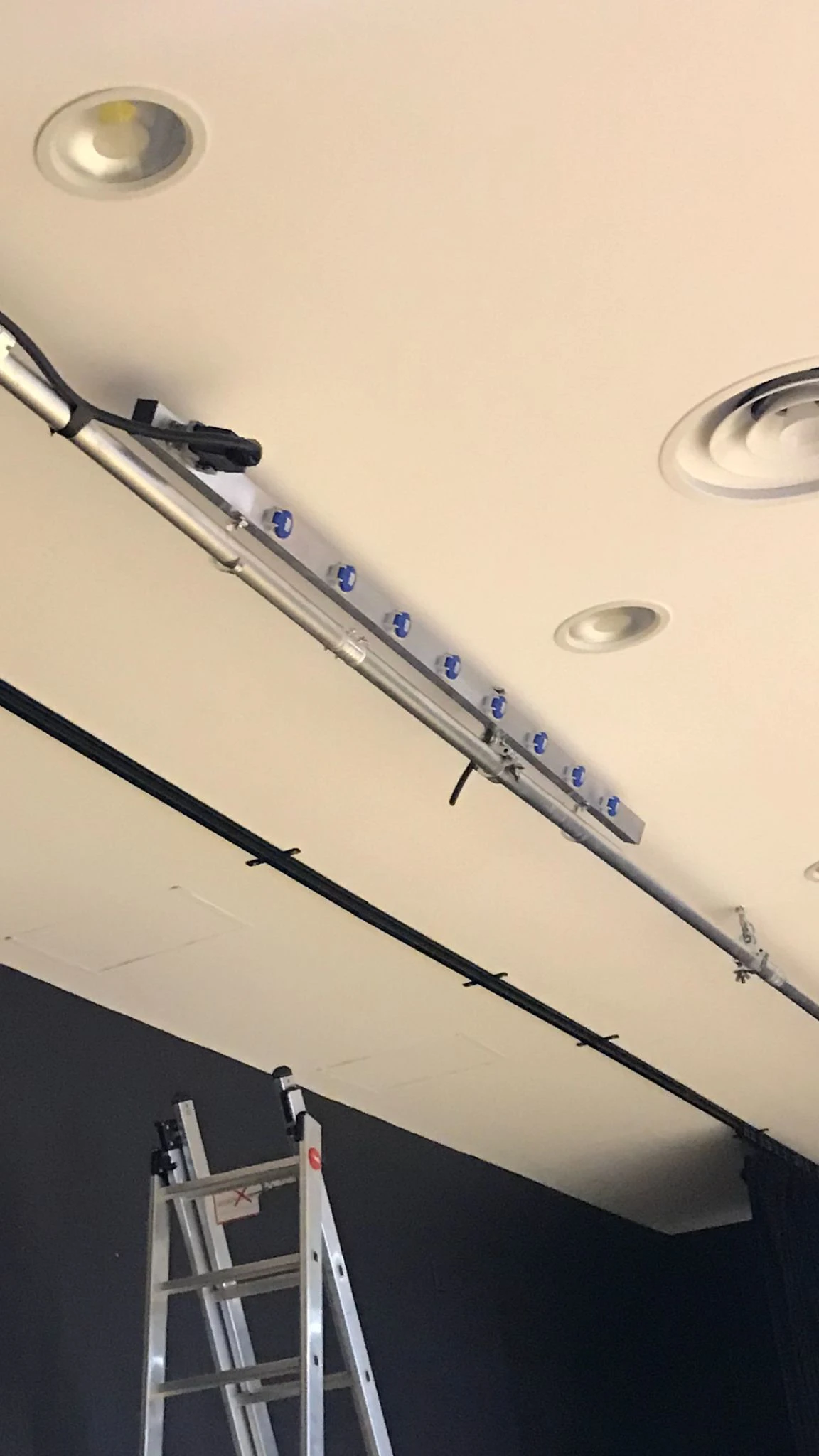 Colocación de elementos de iluminación en techo de escenario