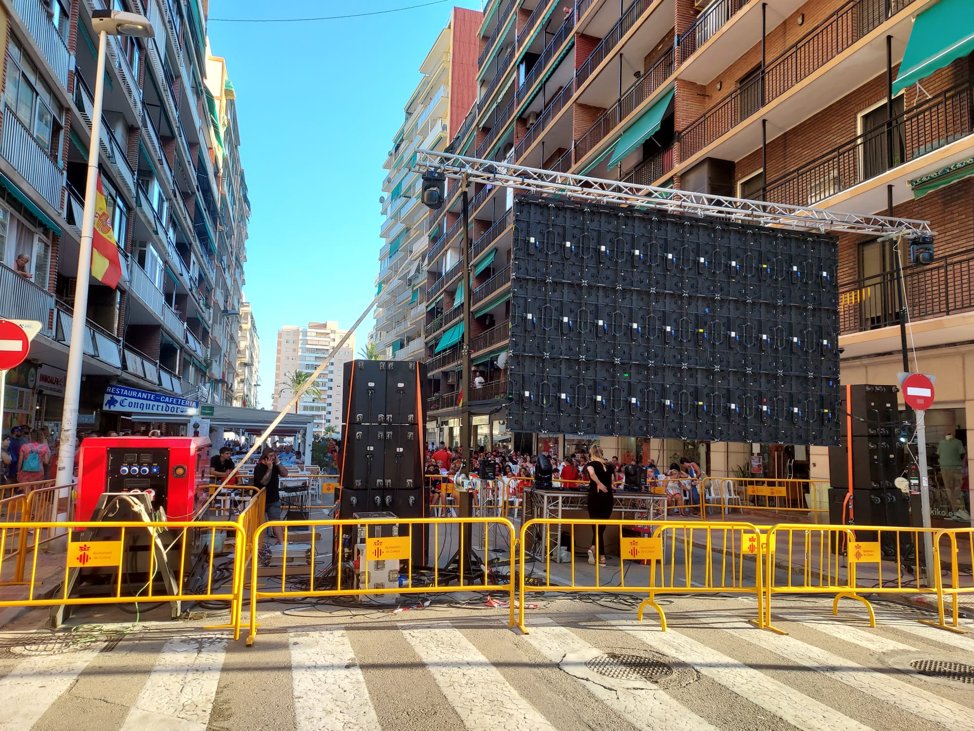 Evento en plena calle con elementos de iluminación y sonido