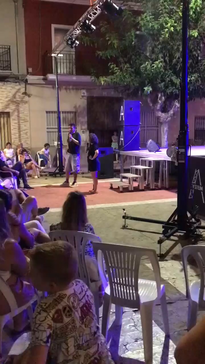 Presentación de evento con elementos de iluminación y sonido a cargo de A-System