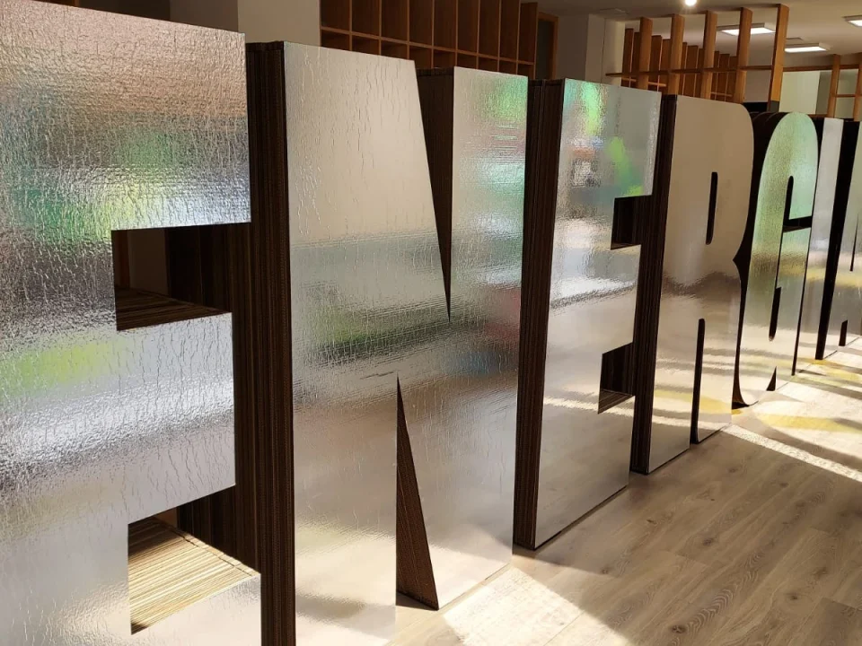 Montaje con grandes letras corpóreas en un stand sobre el consumo energético