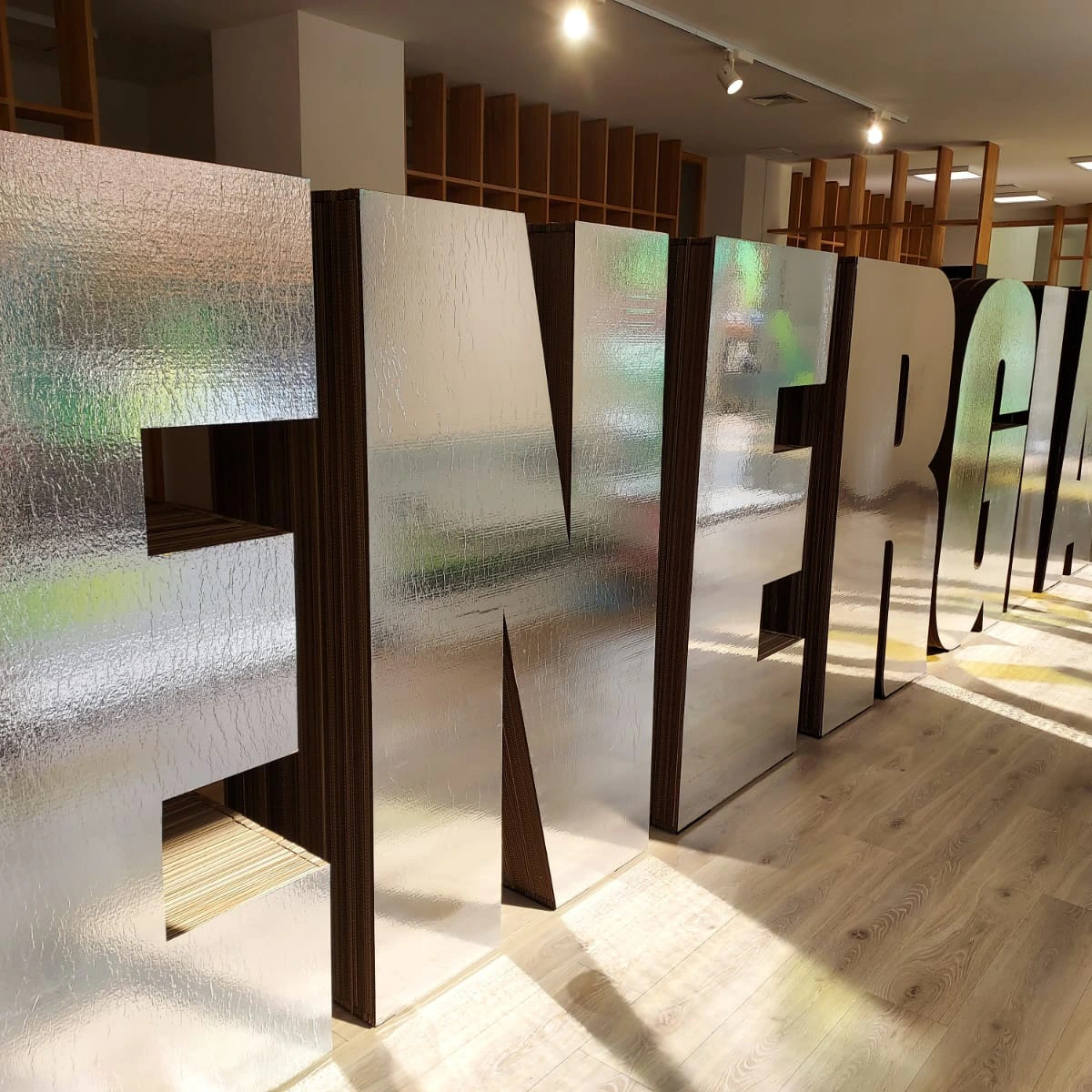 Montaje con grandes letras corpóreas en un stand sobre el consumo energético