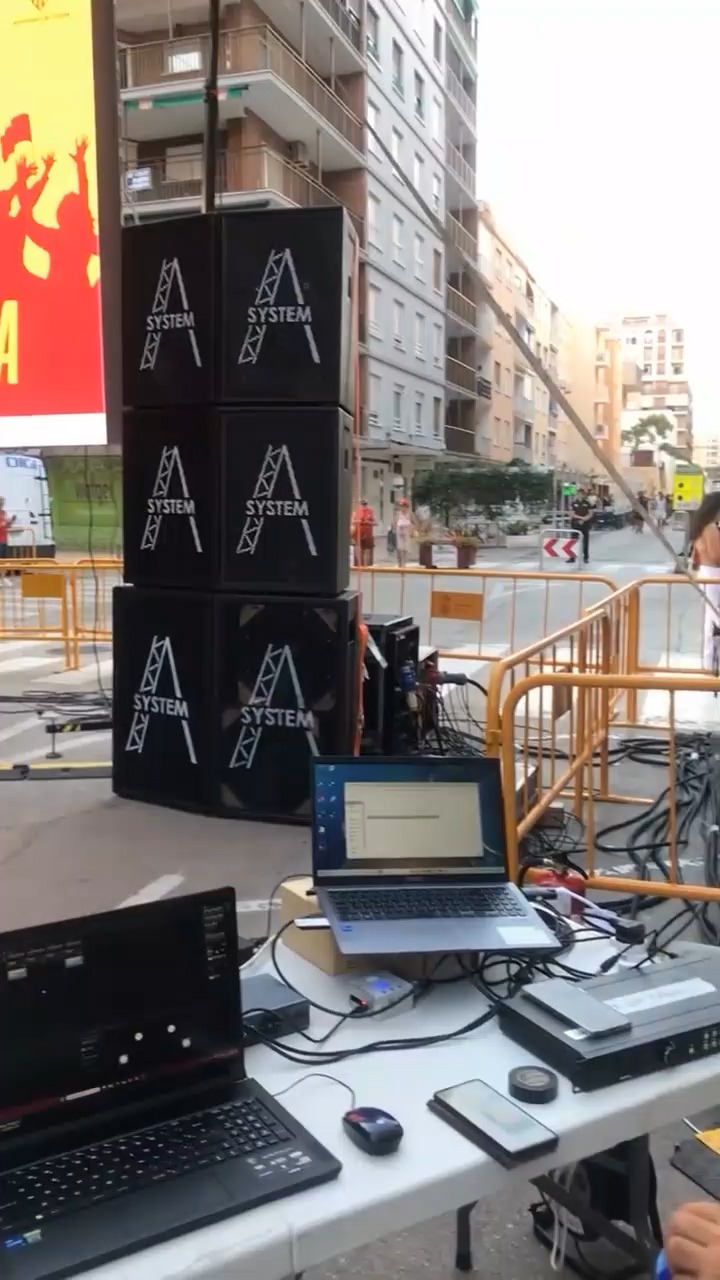 Portátiles con software profesional de A-System y elementos de sonido en una instalación exterior