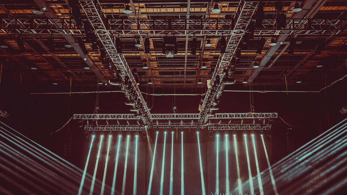 Estructura superior de un escenario grande, en donde están colocados todos los focos y aparatos de iluminación