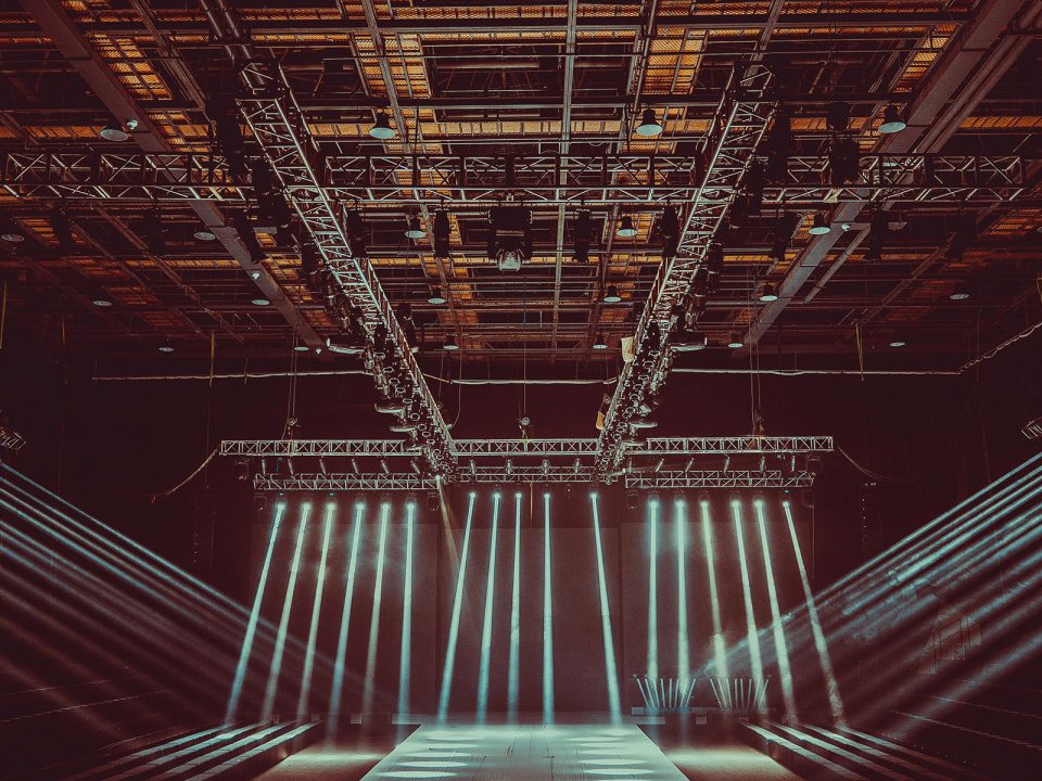 Estructura superior de un escenario grande, en donde están colocados todos los focos y aparatos de iluminación