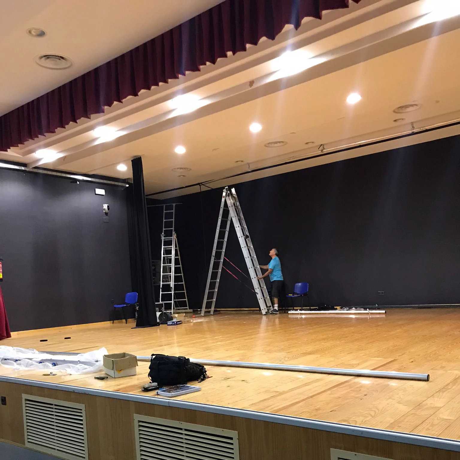 Colocación de elementos de iluminación en escenario