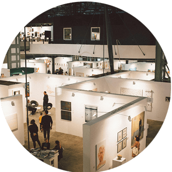 Una sala de exposiciones con diferentes espacios vista desde arriba