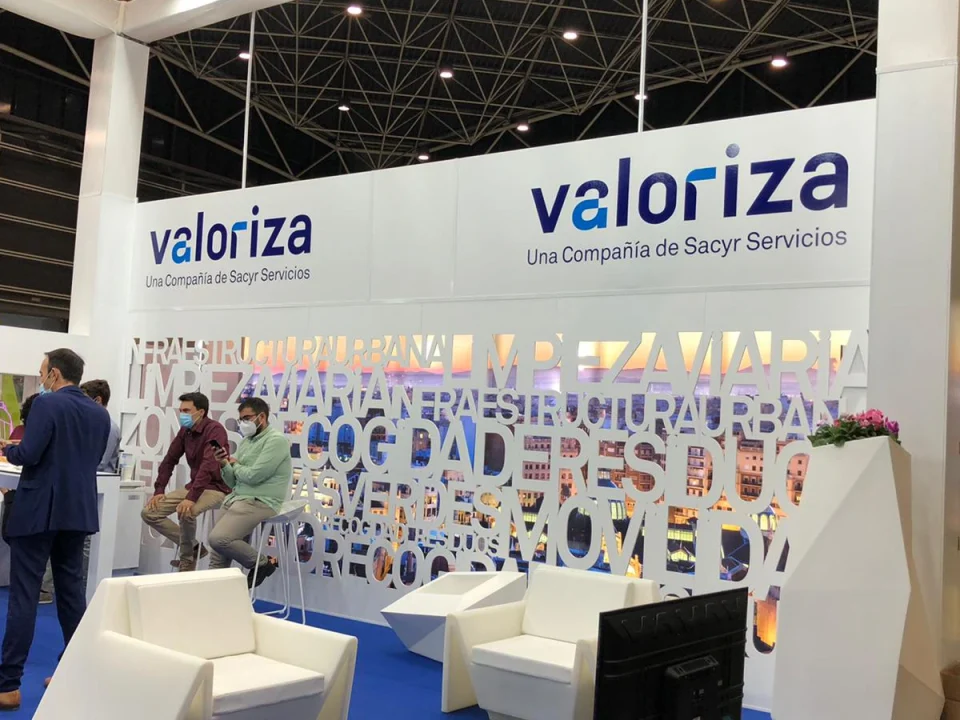 Vista del stand de Valoriza completamente terminado, con mobiliario y cartelería durante la celebración de una exposición