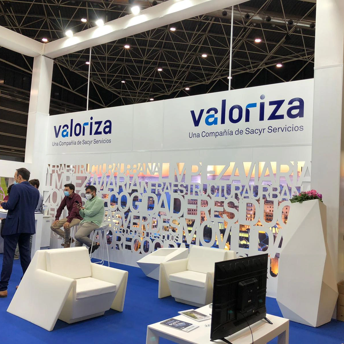 Vista del stand de Valoriza completamente terminado, con mobiliario y cartelería durante la celebración de una exposición